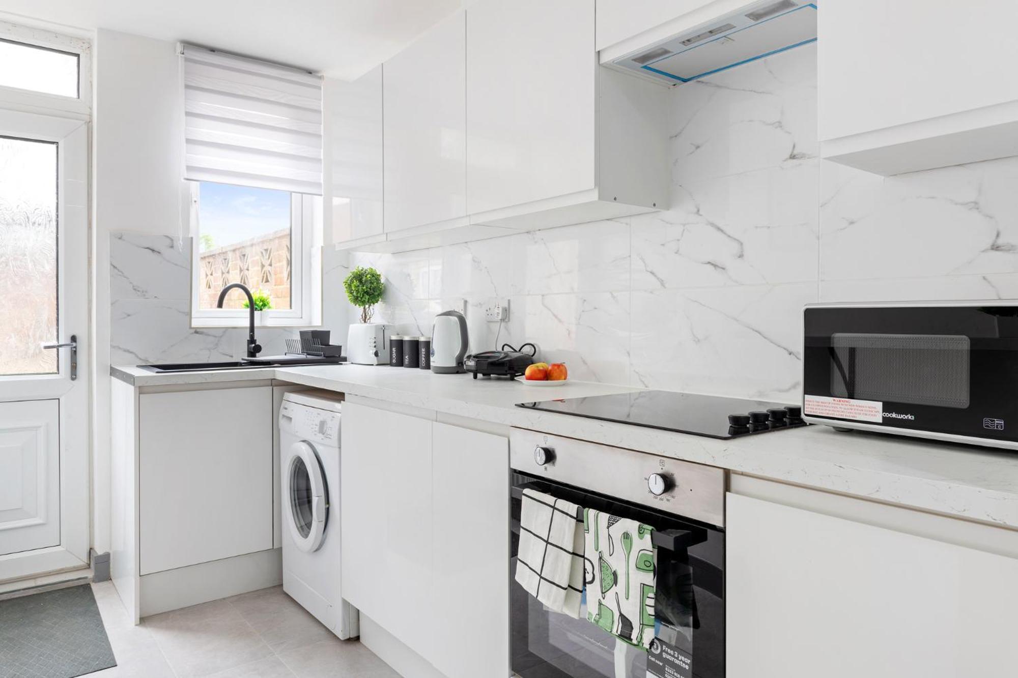 Stanion Luxurious 3 Bedroom Modern House Northamptonshire, Double, Twins, Single, Free Parking, Free Wi-Fi, Pets, Up To 8 Sleeps, 4 Smart Tvs Corby Exterior photo