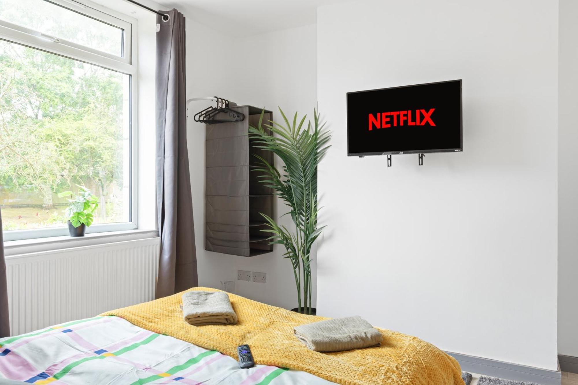 Stanion Luxurious 3 Bedroom Modern House Northamptonshire, Double, Twins, Single, Free Parking, Free Wi-Fi, Pets, Up To 8 Sleeps, 4 Smart Tvs Corby Exterior photo